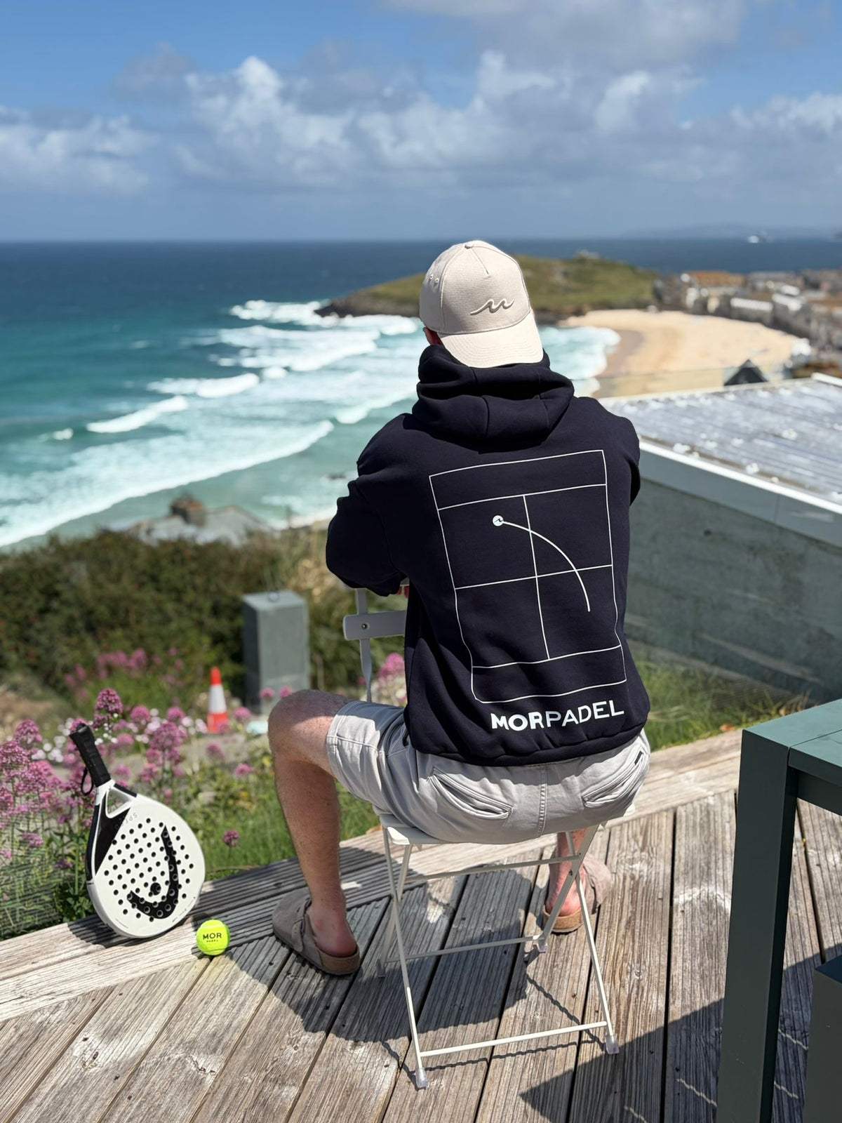 MOR Padel Wave Cap in Sand, lifestyle photo
