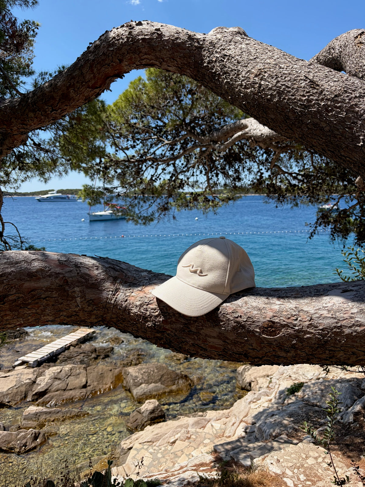 MOR Padel Wave Cap in Sand, lifestyle photo